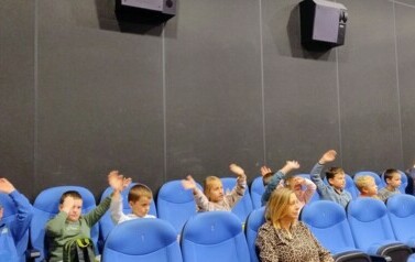 Galeria aktualności Magiczna szkoła zwierząt - wyjazd do kina w ramach programu edukacyjnego Kino Szkoła 1
