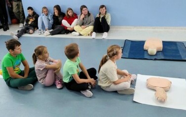 Galeria aktualności akcja bicia rekordu w jednoczesnym udzielaniu pierwszej pomocy 6