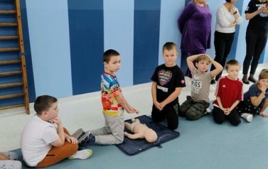 Galeria aktualności akcja bicia rekordu w jednoczesnym udzielaniu pierwszej pomocy 16