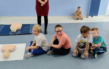 Galeria aktualności akcja bicia rekordu w jednoczesnym udzielaniu pierwszej pomocy 18
