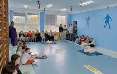 Galeria aktualności akcja bicia rekordu w jednoczesnym udzielaniu pierwszej pomocy 23