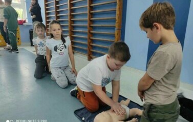 Galeria aktualności akcja bicia rekordu w jednoczesnym udzielaniu pierwszej pomocy 33