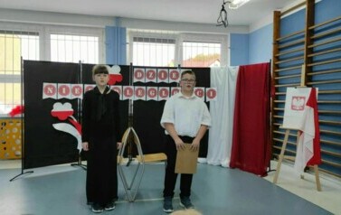 Galeria aktualności Uroczysty apel upamiętniający odzyskanie przez Polskę niepodległości 1