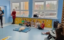 Galeria aktualności akcja bicia rekordu w jednoczesnym udzielaniu pierwszej pomocy 24
