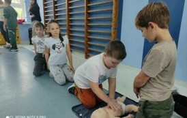 Galeria aktualności akcja bicia rekordu w jednoczesnym udzielaniu pierwszej pomocy 33