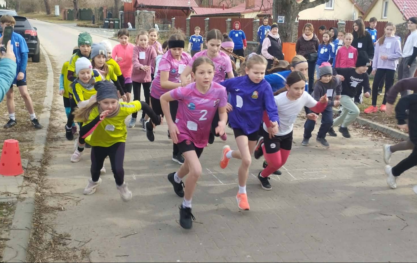 Zdjęcie do Aż cztery puchary z Gminnych Eliminacji Drużynowych Bieg&oacute;w Przełajowych