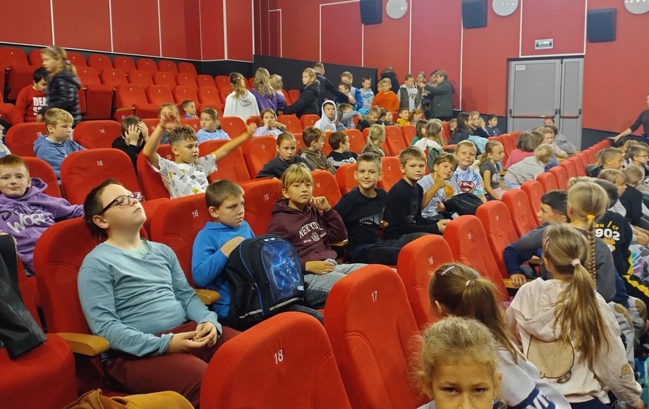 Uczniowie klas 1–4 uczestniczyli w spektaklu „Kosmo Show”